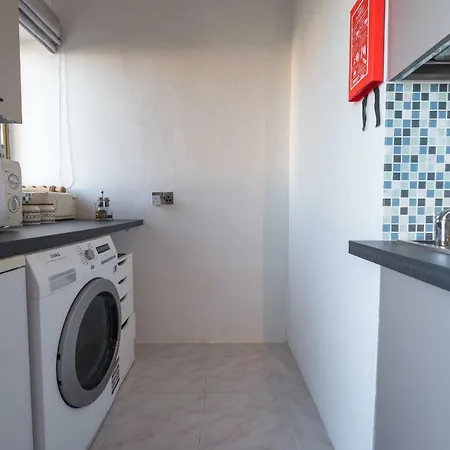 Bay - Lovely 2 Bedroom Minutes From The Beach *